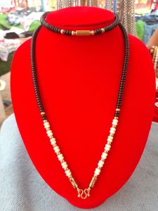 สร้อยคอห้อยพระสร้อยกะลาเลเซอร์เสริมด้วยเม็ดสีขาวเพิ่มความสวยงามผสมผสานแบบลงตัว