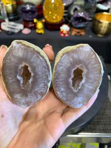 couple agate with white quartz crystal shine and nice raw stone 对洞玛瑙✅原矿黄原皮💯天然亮晶白水晶结晶 边部黄幽灵共生边👍 (如定制实木底座另加RM35)  高height: 5.5cm  宽width: 7cm  重weight: 0.4kg