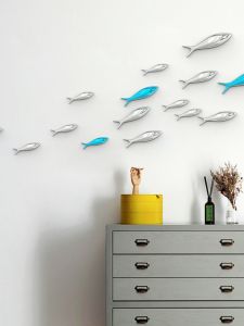 ตกแต่งผนังห้องนั่งเล่น ภาพพื้นหลังโซฟา ติดผนังรูปปลา ตกแต่งห้องนั่งเล่น ตกแต่งรูปปั้น รูปปั้น วัสดุพลาสติก