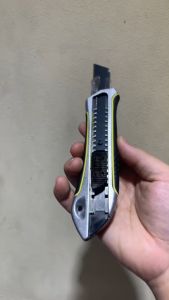 แถมใบมีด10ใบ 18mm คัตเตอร์ 18mm ขนาดใหญ่ วัสดุโลหะ 10 ใบ คัตเตอร์ 18mm แบบล็อคใบมีดอัตโนมัติ รวม 60 องศา 18mm