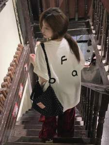 T-Shirt Wanita Longgar Ukuran Besar Lengan Pendek Motif Tulisan Minimalis & Desain Korea Jepang Katun Tipis Bernapas Premium Tren Musim Panas 2025 Gaya Minimalis Mewah Santai Serbaguna Kerah bulat Tops Slip - on Modis Nyaman Womens Clothing