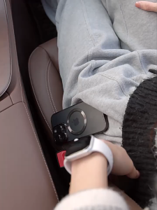 ฟิลเลอร์ช่องว่างเบาะนั่งรถยนต์สากลกล่องเก็บของด้านหน้าของหนัง PU พร้อมที่วางถ้วยสำหรับปุ่มแว่นตาโทรศัพท์