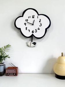 การ์ตูนเมฆเงียบนาฬิกาแกะห้องนั่งเล่นห้องเด็กสวิงนาฬิกาติดผนังตกแต่งบ้านนาฬิกามินิมอลที่ทันสมัย