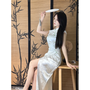 ชุดเดรสสีขาวสไตล์จีนแบบใหม่ที่ปรับปรุงใหม่สำหรับฤดูร้อนชุดกี่เพ้าผ่าหน้าลายนูนดูแพงแบบยาว