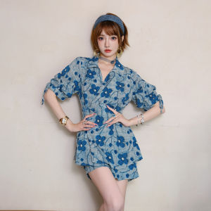MIUCO | Bộ Áo Blouse Vòng Cổ V In Hoa Nút Bó và Quần Short Mẫu Trung Quốc Mới