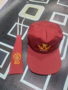 paket topi SD merah merah dan dasi bordir tutwri belakang pake karet untuk siswa pria wanita