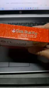 สบู่สมุนไพรดอกบัวคู่สูตรดั้งเดิม (Dokbuaku Original Herbal Soap) 85g