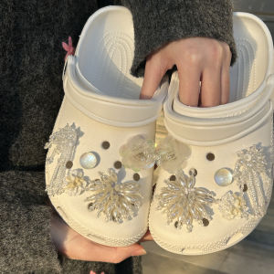 หัวเข็มขัดตกแต่งรองเท้า Holey Shoe ดีไซน์ฤดูหนาวสีขาว ดอกไม้ตกแต่งแบบถอดได้ หัวเข็มขัด DIY สำหรับรองเท้า Holey Shoe