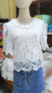 So Hot Issue เสื้อลูกไม้สีขาว เสื้อขาวใส่งานบวช ใส่ทำบุญ ใส่ไปวัด Freesize อก 42 ยาว 25 นิ้ว No.512 ส่งฟรี มีบริการเก็บเงินปลายทาง