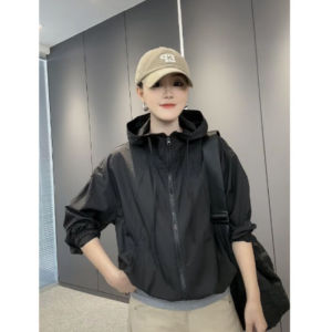เสื้อแจ็คเก็ตกันฝนกันลมกันแดดแบบมีฮู้ดสำหรับกลางแจ้งสไตล์ลำลองสำหรับฤดูร้อนปี 2025 เสื้อคลุมกันหนาวแบบหลวมๆ สไตล์เกาหลีที่ระบายอากาศได้ดี