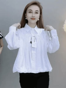 เสื้อเชิ้ตแขนยาวผู้หญิงทรงเข้ารูปสไตล์ใหม่ฤดูใบไม้ผลิและฤดูใบไม้ร่วง ดีเทลจี้ไม้ กระโปรงสั้น สไตล์เกาหลี เสื้อเชิ้ตสีขาว