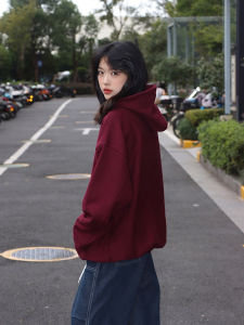 เสื้อฮู้ดคอตตอนน้ำหนักเบาสไตล์อเมริกันสำหรับผู้ชาย ทรงหลวม สีแดง ทรงหลวม ทรงปกติ ฤดูใบไม้ร่วง 2024 แฟชั่นสำหรับเยาวชน