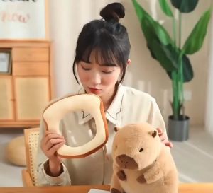 Boneka Capybara Dot Bahan Yelvo Ukuran 35cm Hadiah Ulang Tahun Anak Berlebel SNI