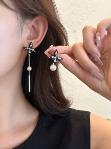 ต่างหูไข่มุกสังเคราะห์รูปผีเสื้อแบบไม่สมมาตรสีดำ ต่างหูแฟชั่นสุดหรู โลหะผสมทองแดงและสีเงินสำหรับผู้หญิง