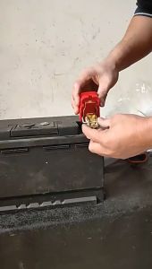 Kepala Aki Mobil Klem Terminal Klem Accu Mobil Quick Release Kuningan Dengan Pelindung Kepala Aki