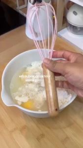 Kocokan Telur Silikon / Silicone Whisk Silicon Utensil Gagang Kayu\\n\\n Apa Itu Kocokan Telur Silikon?\\n\\nKocokan telur silikon adalah alat memasak berkualitas yang dirancang untuk membantu Anda mengocok telur dengan mudah dan efisien. Terbuat dari bahan silikon berkualitas tinggi, alat ini memastikan hasil yang sempurna setiap kali Anda menggunakannya. Selain itu, gagang kayu yang kokoh dan ergonomis membuatnya nyaman untuk digunakan.\\n\\n Keunggulan Utensil Koki Silicone\\n\\nUtensil koki silikon memiliki beberapa keunggulan dibandingkan alat memasak lainnya:\\n\\n- **Ketahanan**: Utensil silikon tahan panas hingga suhu tertentu, sehingga dapat digunakan dalam proses memasak tanpa takut rusak.\\n- **Kebersihan**: Alat ini mudah dibersihkan dan tidak akan meninggalkan sisa makanan di permukaannya.\\n- **Keamanan**: Bahan silikon aman digunakan dan tidak berbahaya bagi kesehatan.\\n\\n Manfaat Menggunakan Gagang Kayu Kocok Telur\\n\\nGagang kayu pada kocokan telur silikon memiliki beberapa manfaat:\\n\\n- **Kenyamanan**: Gagang kayu ergonomis membuatnya nyaman untuk digenggam dan digunakan dalam waktu yang lama.\\n- **Kekuatan**: Gagang kayu yang kokoh memberikan daya tahan yang baik, sehingga alat ini dapat digunakan secara efektif.\\n\\n Cara Menggunakan Kocokan Telur Silikon\\n\\nBerikut adalah langkah-langkah menggunakan kocokan telur silikon:\\n\\n1. Pastikan telur telah dikocok terlebih dahulu menggunakan sendok atau spatula.\\n2. Masukkan telur ke dalam wadah atau mangkuk.\\n3. Masukkan kocokan telur silikon ke dalam wadah dan mulai mengocok telur dengan gerakan memutar.\\n4. Lanjutkan hingga telur tercampur rata dan mengembang.\\n\\n Tips dan Trik Penggunaan Alat Memasak Berkualitas\\n\\nBerikut adalah beberapa tips dan trik untuk menggunakan kocokan telur silikon:\\n\\n- Gunakan gerakan memutar yang konstan untuk hasil yang optimal.\\n- Jangan terlalu keras saat mengocok telur, karena bisa membuat telur menjadi keras.\\n- Bersihkan alat setelah digunakan untuk menjaga kebersihan dan kesehatan.\\n\\n Perawatan dan Pemeliharaan Kocokan Telur Silikon\\n\\nBerikut adalah cara membersihkan dan menyimpan kocokan telur silikon:\\n\\n Cara Membersihkan Kocokan Telur Silikon dengan Benar\\n\\n1. Cuci kocokan telur silikon dengan air hangat dan sabun cuci piring.\\n2. Jangan menggunakan sikat keras atau bahan abrasif untuk membersihkan alat ini.\\n3. Keringkan alat dengan handuk atau lap kering.\\n\\n Cara Menyimpan Kocokan Telur Silikon untuk Masa Pakai Panjang\\n\\nUntuk menjaga kocokan telur silikon agar awet dan tahan lama, simpan alat ini di tempat yang kering dan aman. Hindari menyimpan alat ini di area yang lembab atau terpapar sinar matahari langsung.\\n\\n Rekomendasi Produk Kocokan Telur Silikon\\n\\nBerikut adalah beberapa rekomendasi produk kocokan telur silikon yang dapat Anda pertimbangkan:\\n\\n Utensil Koki Silicone Terbaik untuk Dapur Anda\\n\\n- Kocokan telur silikon dengan gagang kayu ergonomis\\n- Kocokan telur silikon dengan bahan silikon berkualitas tinggi\\n\\n Gagang Kayu Kocok Telur yang Tahan Lama dan Berkualitas\\n\\n- Gagang kayu yang kokoh dan tahan lama\\n- Gagang kayu yang ergonomis dan nyaman digenggam\n}