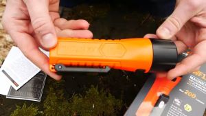 Đèn pin công nghiệp FENIX WF11E độ sáng 200 lumen chiếu xa 185m chống cháy nổ đuôi nam châm  dùng 3 pin kiềm AA Đèn Đèn pin