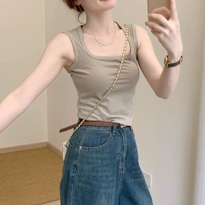 เสื้อกล้ามคอเหลี่ยมสีไวน์แดงสายคล้องไหล่แบบกว้างสำหรับผู้หญิงเสื้อแขนกุดเก็บเนื้อด้านข้างสายเดี่ยวแบบสั้นแนวกีฬาแฟชั่นสไตล์ยุโรปและอเมริกาสำหรับฤดูร้อน