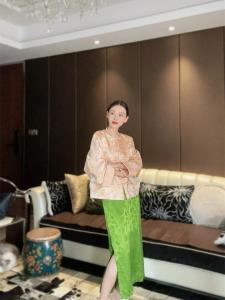 Elegant High Waist Silk Midi Skirt Chinese Style Floral Embroidery Side Slit Straight Cut Versatile mid Long V5212