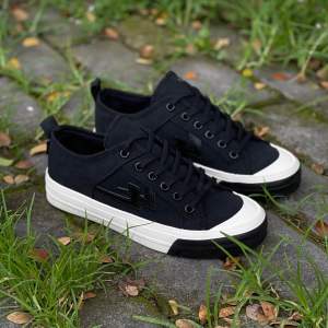 Sepatu Sneakers Pria Wanita Aekoshoes Two Years Black Lis Black Produk Lokal Indonesia
