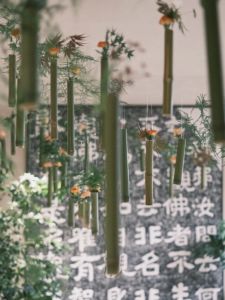 ต้นไม้ไผ่สดๆ ติดตั้งตกแต่งห้องเรียนของเด็ก สร้างสรรค์ด้วยวัสดุธรรมชาติ ตกแต่งด้วยกระบอกไผ่สีเขียว วัสดุอื่นๆ