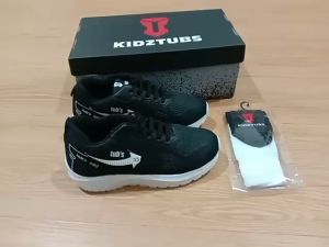 KIDZTUBS Sepatu Sekolah Anak Laki Laki Perempuan Sepatu Warna Hitam Murah Tali Perekat Rekat Kecil Tanggung Umur 6-10 Tahun PAUD TK SD SMP SMA Kelas 1 2 3 4 5 6 7 8 9 0-Sepatu1458041024
