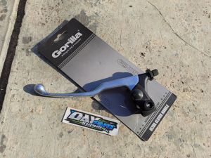 TUAS HANDLE KOPLING R 25 IMPORT GORILLA UNIVERSAL SEMUA MOTOR KOPLING HANDEL HANDLE KOPLING YAMAHA R 25 ORI GORILLA TUAS KOPLING YAMAHA R25 IMPORT GORILA PNP MOTOR HONDA CB 100 CB 125 GL MAX PRO NEOTECH YAMAHA RX KING FIZ R TIGER MEGAPRO NEW PRIMUS TIREV