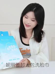Khăn Giấy Lau Mặt Dùng Một Lần Cỡ Lớn 600g Dày Dặn Dạng Rút Dùng Cho Cả Gia Đình Có Móc Treo