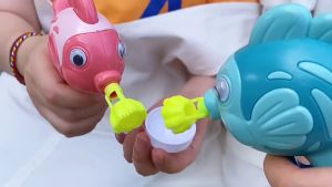 Cartoon fish bubble making blower machine with solution kids developmental toy kids bubble machine toy automatic bubble maker bath