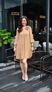 เดรสผ้าอัดพลีทลายกระดูกงู เนื้อผ้าสัมผัสนุ่ม สีพื้นเรียบหรู มาพร้อมความหรูด้วยดอกไม้งานปราณีตที่ชุด และแขน เดรสสวยหรูวางลายผ้าได้โดดเด่นมากเหมาะกับทุกโอกาสค่ะ ไม่ว่าจะลุคชิลๆหรือใส่ออกงานก็สวยมากค่ะ มี 4 สี น้ำตาล กรม แดงเลือดหมู