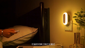 【สินค้าจุด】MonQiQi TW-L25 ไฟติดห้องนอนพร้อมรีโมท หรี่แสงได้ โคมไฟ LED โคมไฟหัวนอน โคมไฟติดผนัง แบบเสียบปลั๊ก ประหยัดพลังงาน