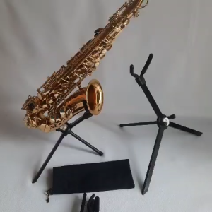 Chân đỡ kèn saxophone bỏ trong loa kèn
