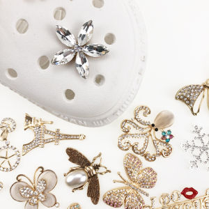 รองเท้าผีเสื้อเพชรหัวเข็มขัด Jibbilz รองเท้าที่มีเสน่ห์รองเท้าแตะอุปกรณ์ประดับตกแต่งผึ้งหัวเข็มขัดรองเท้าโลหะผสมสำหรับ Crocs (ซื้อ10ชิ้นรับส่วนลด60% ชิ้น)