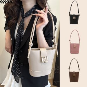 QNQN 【ซื้อ 1 แถม 1】【การจัดส่งสินค้า 2-3 วัน】2025 ผู้หญิงกระเป๋าสะพาย PU กระเป๋าสะพายแฟชั่น Bucket พรีเมี่ยมสีทึบกระเป๋าสะพายสุทธิสีแดงเทรนด์กระเป๋าสะพาย