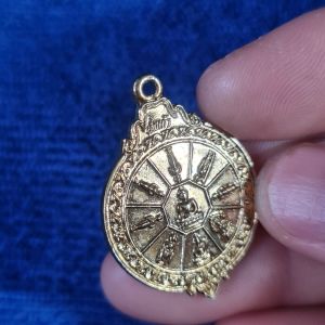 เหรียญ นพเก้า วัดสระกระโจม จ.สุพรรณบุรี ปี 30.  "Noppakao" the gold-plated amulet of Sra Krachom Temple 1987.