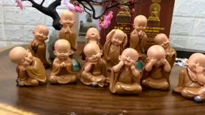 Tương Phong Thủy Để Ô Tô -Tượng Phong Thủy Để Bàn Làm Việc - Bộ Tượng Chú Tiểu Mini Tam Không Nằm Ngủ Thiền Trang Trí
