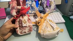 ถุงผ้า ลินิน ถงผ้าหูรูดพิมพ์ลายดอกไม้ สำหรับผู้หญิง ขนาด 9.5*5.5*14.5cm แถมป้ายห้อย+จี้+เข็มกลัด