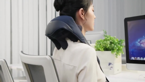 Máy Massage Cổ Vai Gáy PHILIPS PM3522 -Mô Phỏng Như Các Đầu Ngón Tay - 6 điểm tiếp xúc ôm sát vai cổ