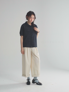 GIORDANO ผู้หญิง  เสื้อเชิ้ตผ้าซีซัคเกอร์ลายตารางกึ่งโปร่งแสง ปกตุ๊กตา แขนสั้น น้ำหนักเบา เสื้อเชิ้ตแฟชั่นลำลอง 18345605