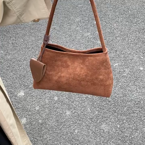 EchoBliss กระเป๋ารักแร้สะพายไหล่เดียวสำหรับสุภาพสตรีดีไซน์หัวเข็มขัดแม่เหล็กฝ้าเรียบง่ายกระเป๋าถือหลายช่อง