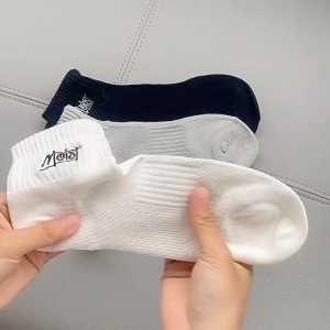 CEEKEY ถุงเท้าสำหรับผู้ชายฤดูใบไม้ผลิและฤดูร้อนเหงื่อดูดซับถุงเท้าเย็บปักถักร้อยสำหรับผู้ชาย ถุงเท้ากีฬาสั้นสี่ฤดู ถุงเท้าผู้ชายสีดำและสีขาว