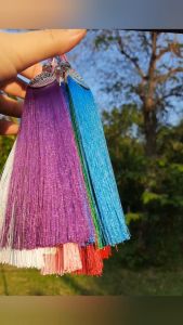 พู่แบนขั้วโลหะฉลุลาย พู่เนื้อละเอียด พริ้ว สีสวยสดใส ขั้วฉลุลายลงสีสวยงาม ใช้ห้อยประดับได้ทั่วไป ประดับตกแต่งมือจับประตู ห้อยเฟอร์นิเจอร์ ความยาวตัวพู่ 15 cm.