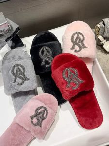 Dép Nữ Màu Đỏ Năm Sinh Mới 2025 Dép Cotton Thời Trang Ấm Áp Có Khóa Cài Pha Lê Dép Đế Bằng Chống Trượt Cho Mùa Xuân