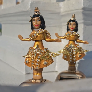 ตุ๊กตานางรำโซล่าเซลล์ (รุ่นสไบทอง)- ตุ๊กตาตั้งศาล แก้บน ขยับได้เพียงตากแดด กันน้ำ กันฝน solar sell