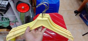 hanger plastik motif kayu(lusinan)