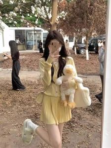 สีเหลือง เสื้อสเวตเตอร์ถัก คาร์ดิเกน กระโปรง ชุด ผู้หญิง ลำลอง กระโปรงพลีท ชุดสองชิ้น ฤดูใบไม้ร่วง แฟชั่นชุดขี้เกียจ ชิค สไตล์