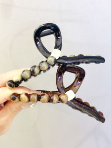 Large Pearl Hair Claw Womens New 2024 Stylish Shark Clamp Back of Head Updo Hair Clip Accessory Elegant Hairdressing Hairpin