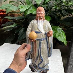 Ông thọ cầm đào cao 32 cm trang trí cây cảnh decod không gian