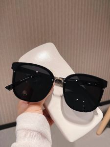 แว่นกันแดดสีดําหรูหราสําหรับผู้ชายและผู้หญิงม่านบังแดดป้องกันรังสียูวีสไตล์ย้อนยุคลมรูปผีเสื้อกระจกผ้าเลนส์