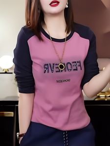 เสื้อยืดคอกลมแขนยาวผ้าฝ้ายแท้ทรงสลิมฟิตสำหรับคุณแม่วัยกลางคน เสื้อเชิ้ตพื้นฐานสีบล็อกตัวอักษรลดอายุ เสื้อผ้าทำงานสไตล์เกาหลีฤดูใบไม้ผลิและฤดูใบไม้ร่วง